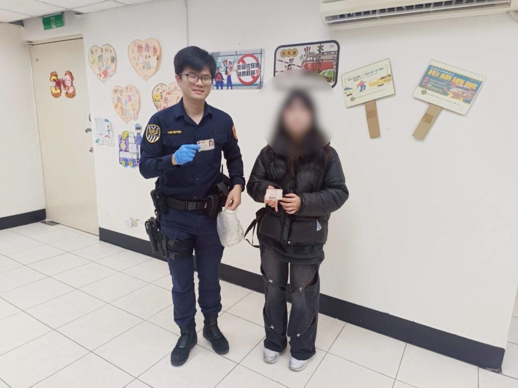 女高中生尋回身份証。（記者李健興翻攝）
