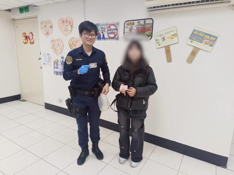 女高中生尋回身份証。（記者李健興翻攝）