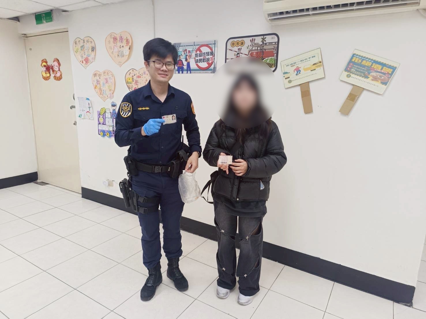 女高中生尋回身份証。（記者李健興翻攝）
