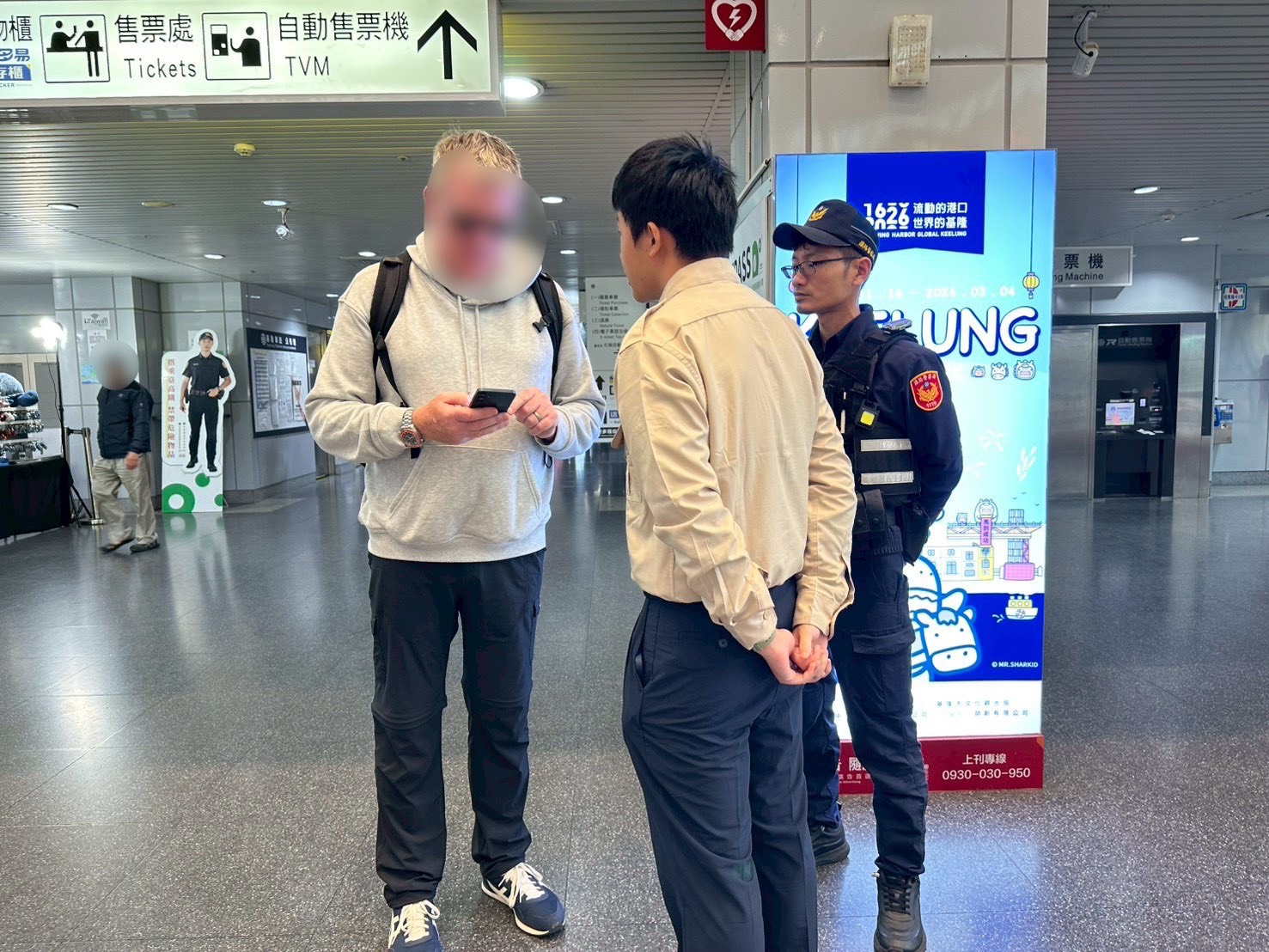 役男吳承儒與侯昕呈以流利外語服務外籍旅客。