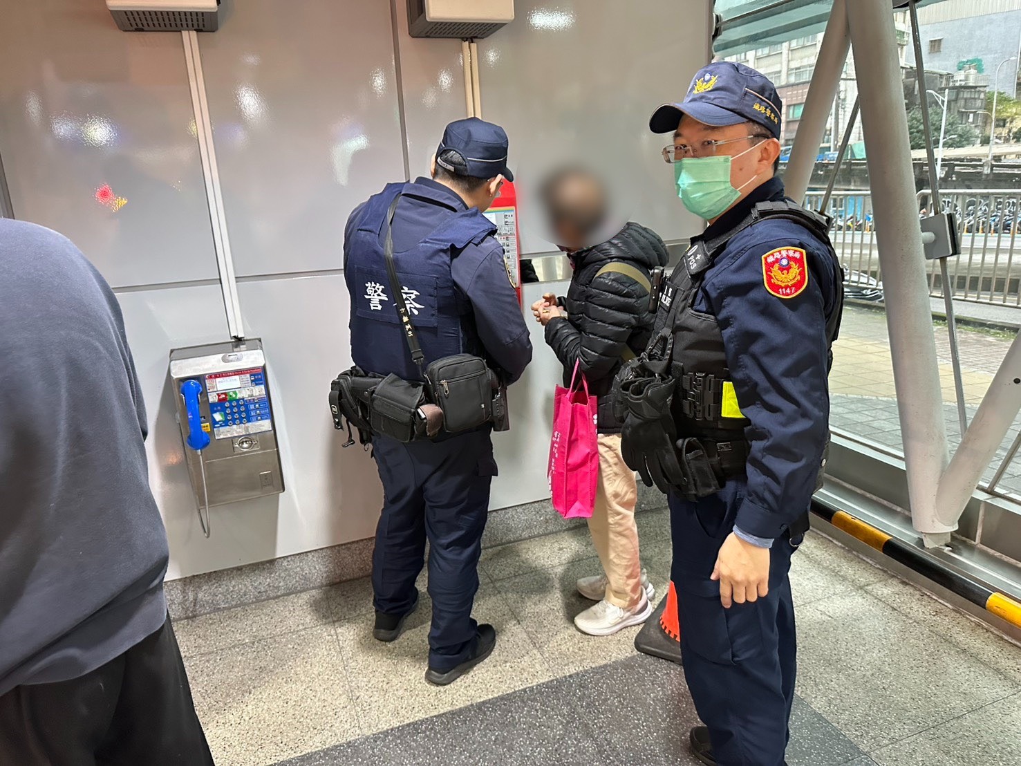 警方上前關心婦人狀況。（記者李健興翻攝）