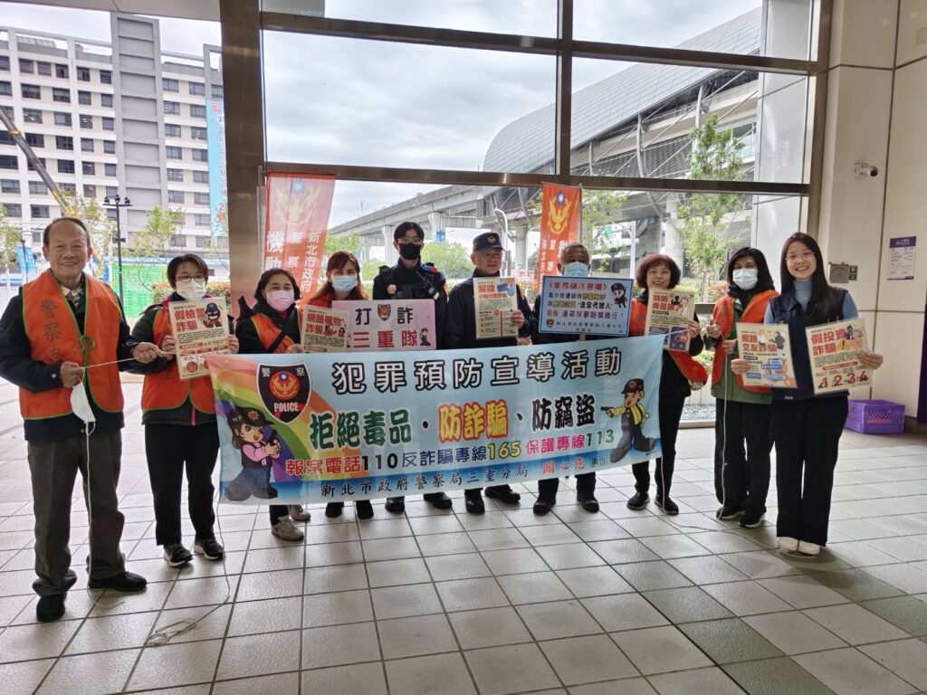 警方于人潮熱點設立「機動派出所」加強為民眾服務。（記者李健興翻攝）