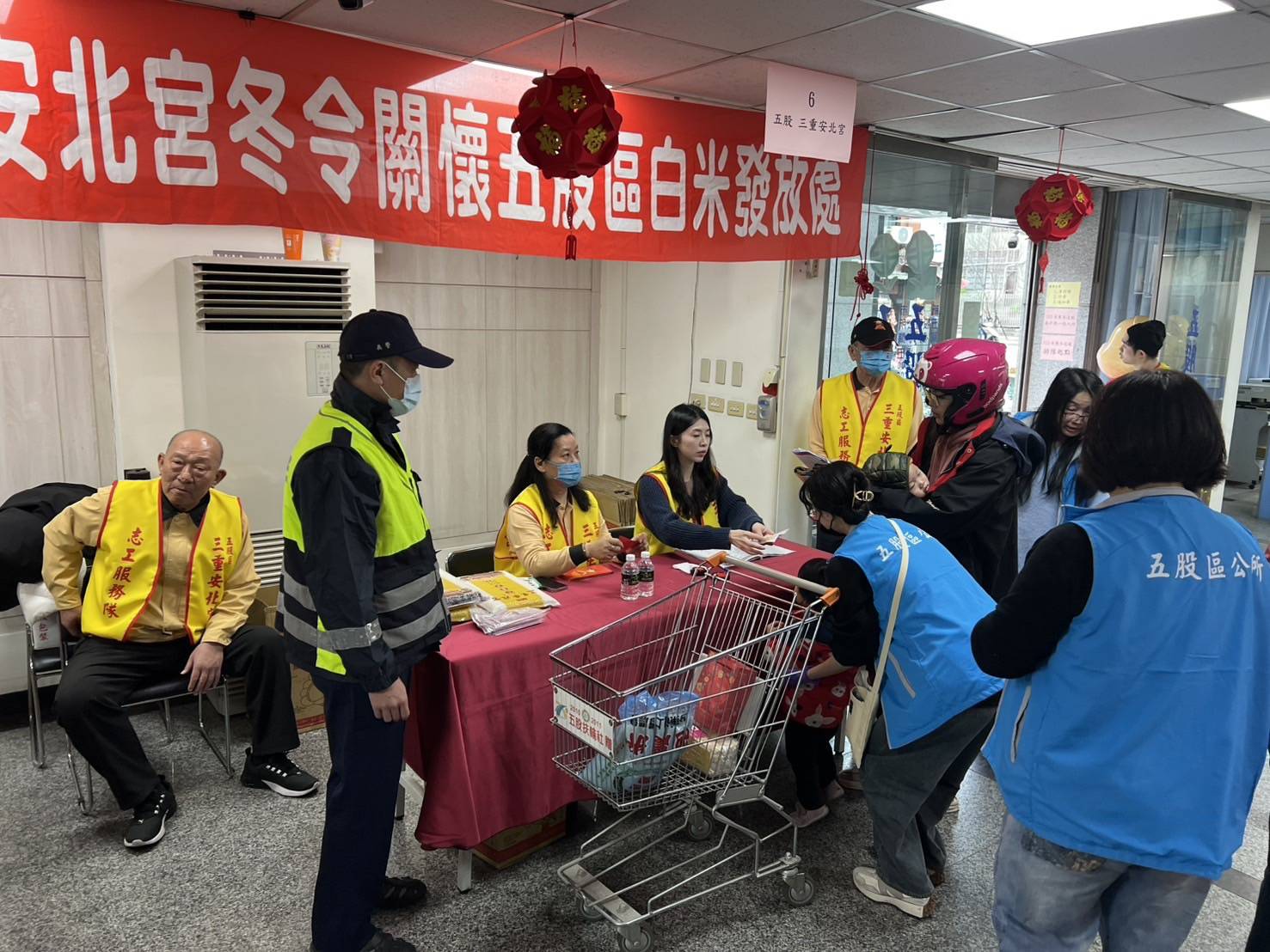 警、民合力做愛心。（記者李健興翻攝）