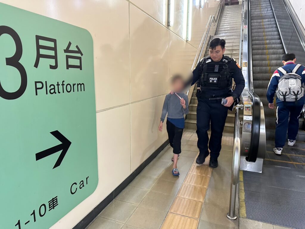 警方親送小孩哥返家。（記者李健興翻攝）