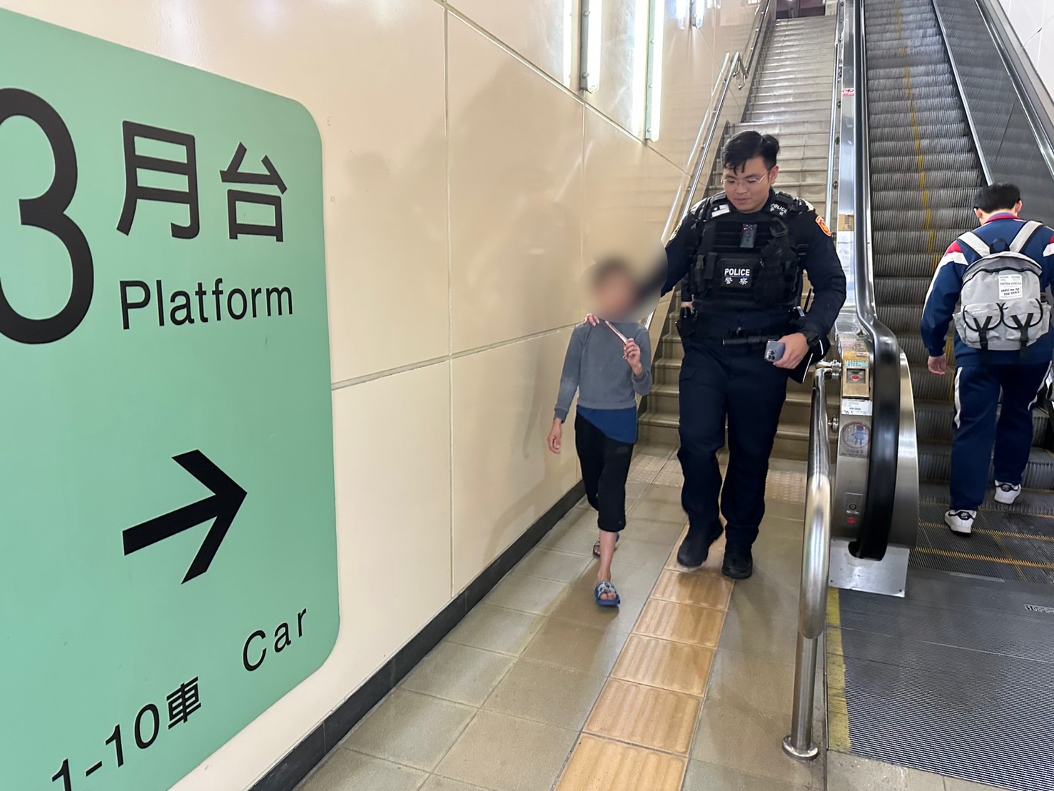 警方親送小孩哥返家。（記者李健興翻攝）