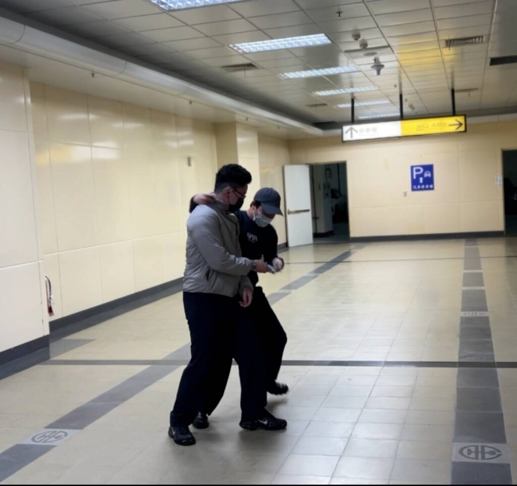 年節防搶演習。（記者李健興翻攝）