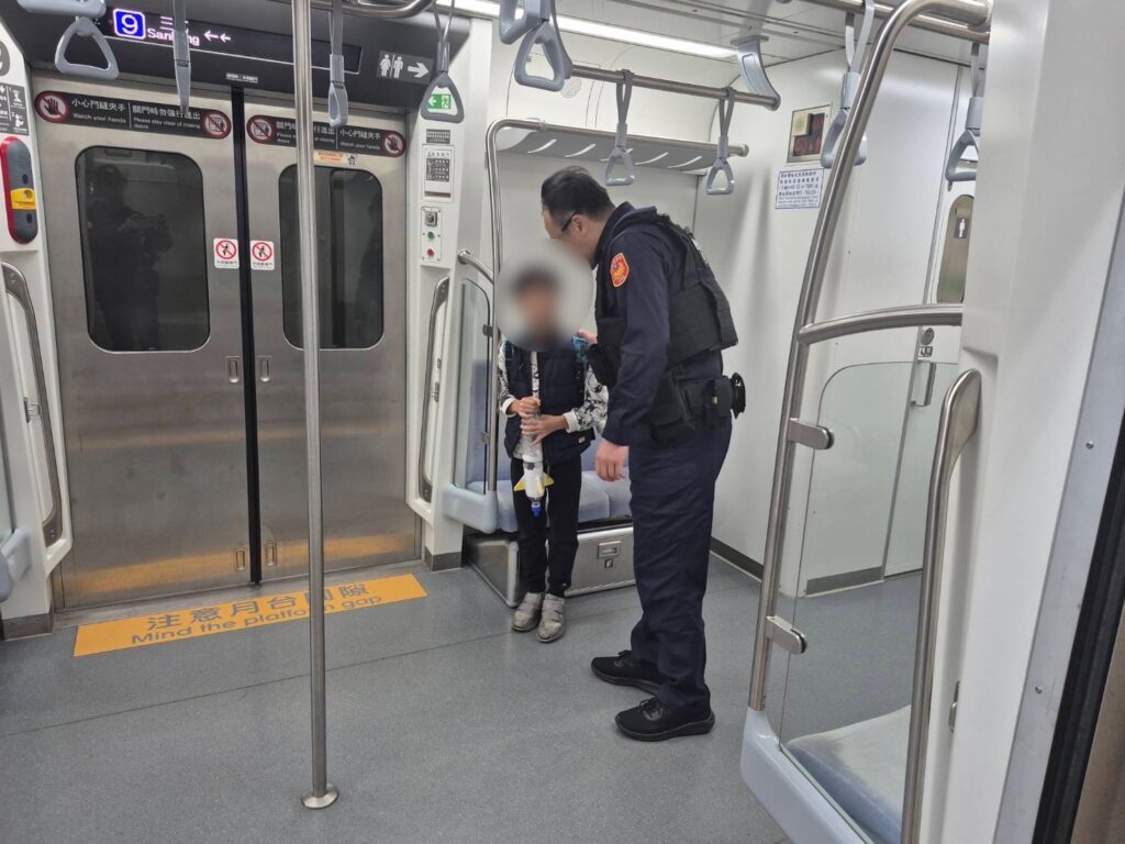 男孩向鐵警求助。（記者李健興翻攝）