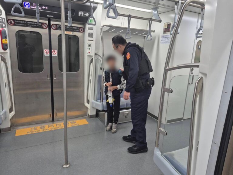 男孩向鐵警求助。（記者李健興翻攝）