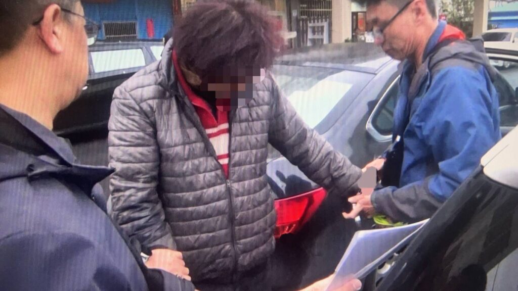 警方逮捕竊嫌。（記者李健興翻攝）