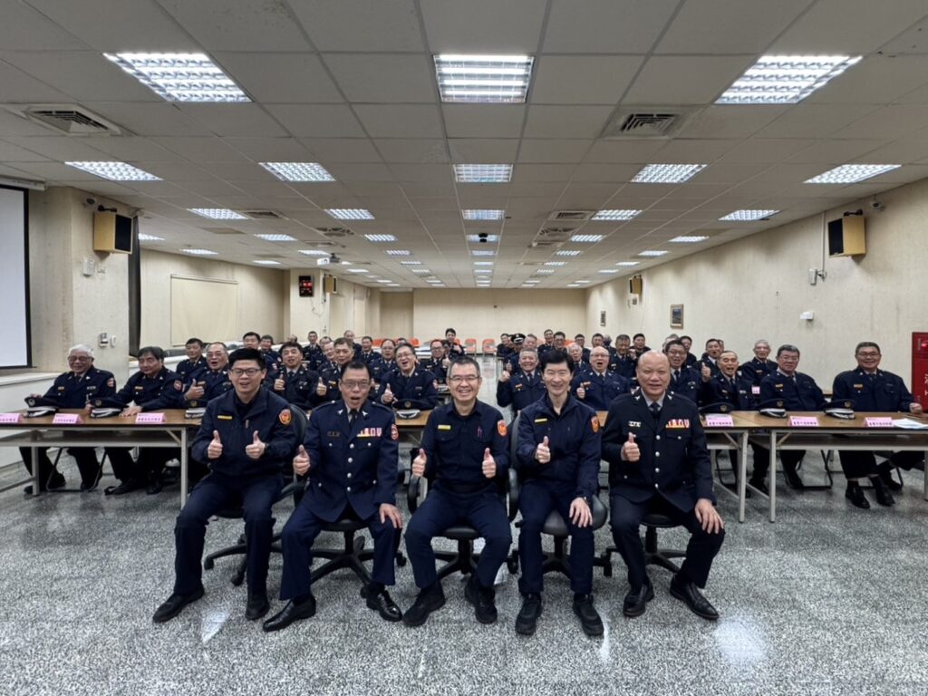 致贈三重員警及義警、民防人員春節慰問金。（記者李健興翻攝）