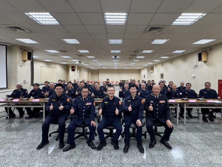 致贈三重員警及義警、民防人員春節慰問金。（記者李健興翻攝）