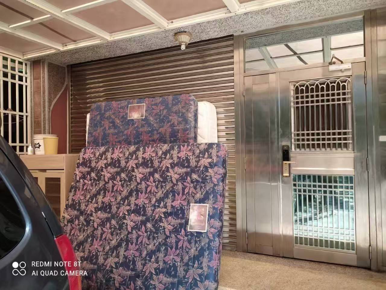 朱姓房東遭指控曾無預警強制鎖門，限制師生進出，導致老師與學生一度被迫滯留門外。（圖／民眾提供）