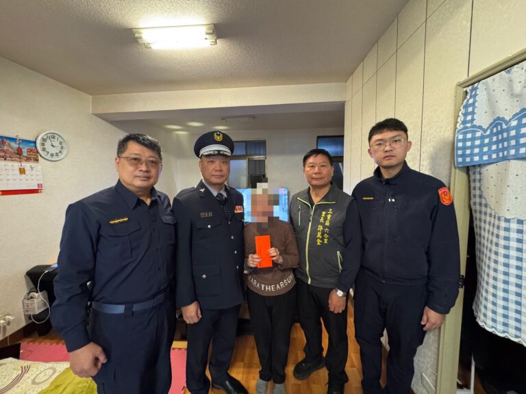 （左一）副所長鄭人綜、（左二）義警許皓中隊長、（右一）警員蕭博文、 （右二）六合里里長許萬金。（記者李健興翻攝）