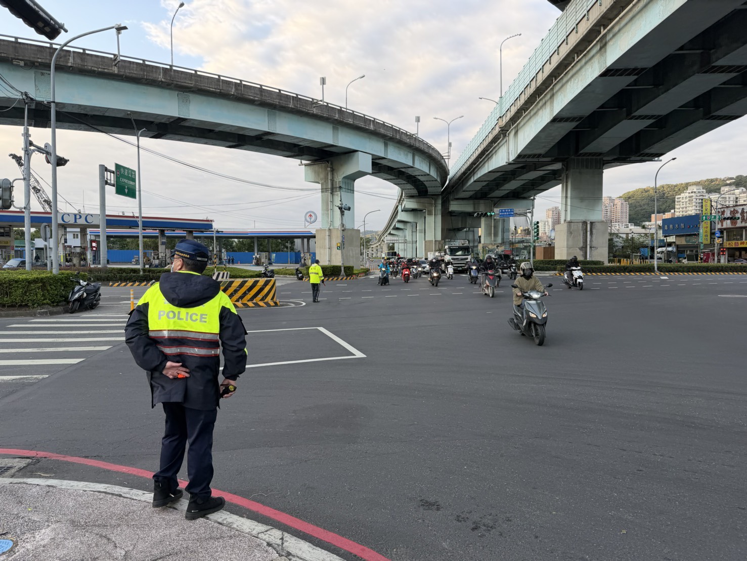 警方採取各項交通疏導措施因應。（記者李健興翻攝）