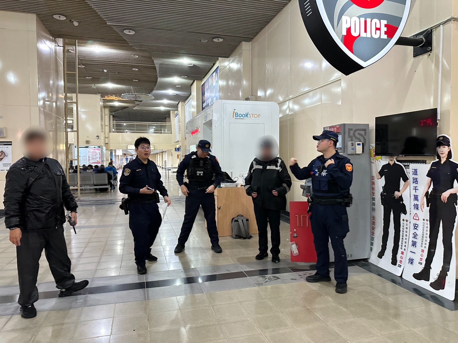 鐵警於大廳增派警力執行守望勤務。（記者李健興翻攝）