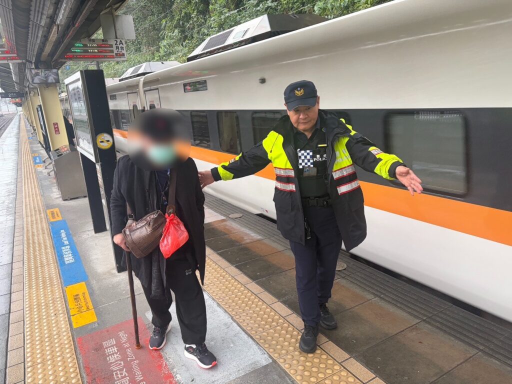 鐵警守護各乘客的返鄉路。（記者李健興翻攝）