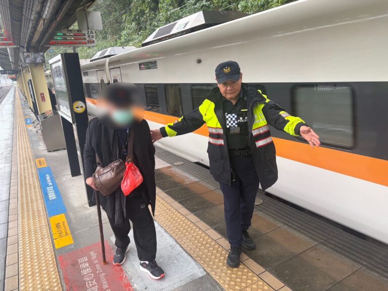 鐵警守護各乘客的返鄉路。（記者李健興翻攝）