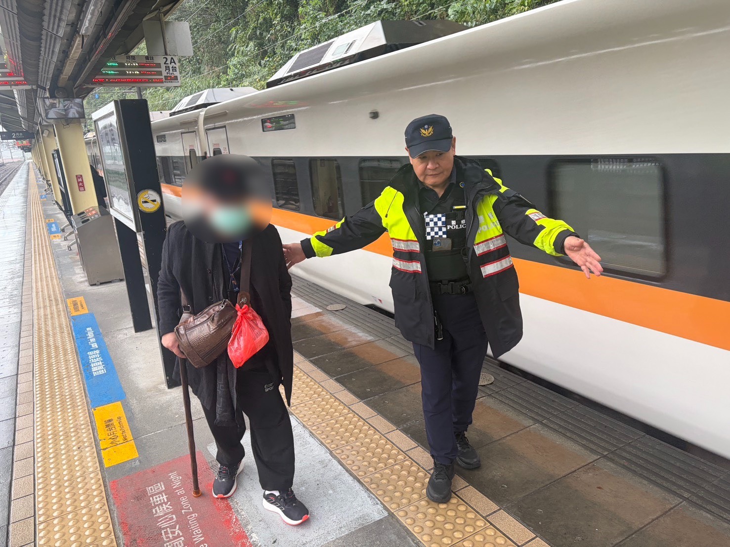 鐵警守護各乘客的返鄉路。（記者李健興翻攝）