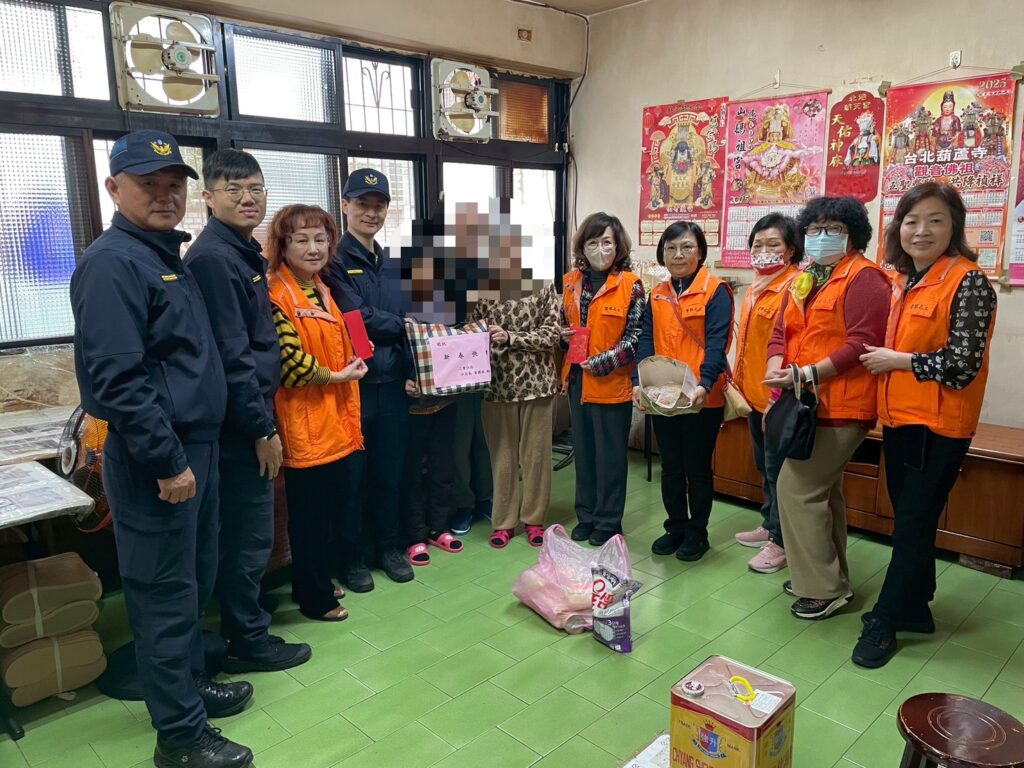 三重警偕同志工於春節前關懷低收身障人士。（記者李健興翻攝）