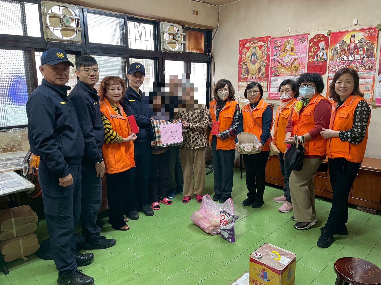 三重警偕同志工於春節前關懷低收身障人士。（記者李健興翻攝）