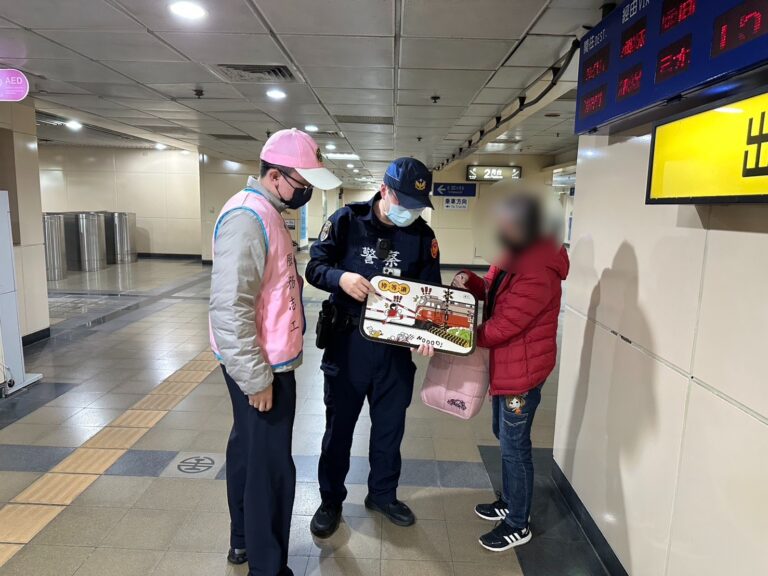 警方與志工向民眾宣導交通與月台安全觀念。（記者李健興翻攝）