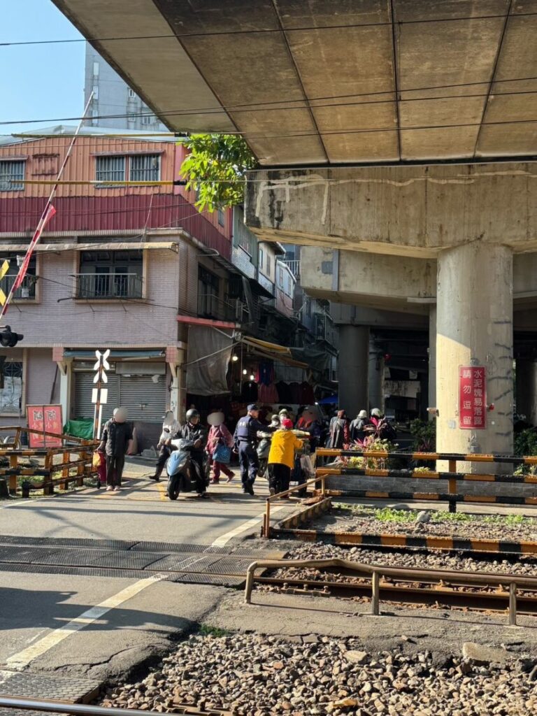 警方呼籲民眾注意平交道安全。（記者李健興翻攝）