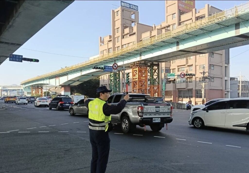 新北警啟動「快速到位」機制即時派遣警力疏導處置。(記者李健興翻攝)