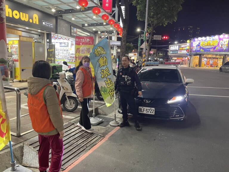 警方設立機動派出所保護民眾安全。（記者李健興翻攝）