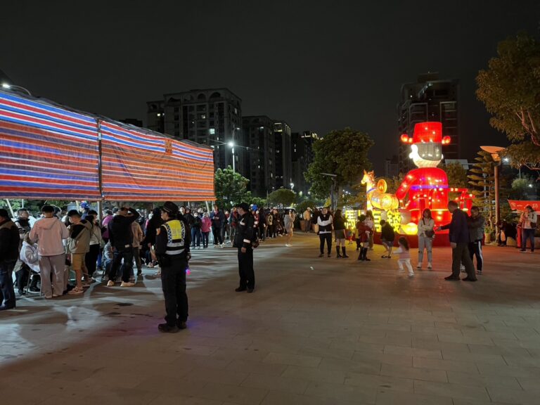 警方確保周邊動線順暢與活動安全。（記者李健興翻攝）