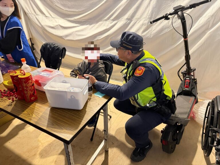 警方見小童一人哭泣，遂帶置機動派出所安輔，並找尋其家人。（記者李健興翻攝）