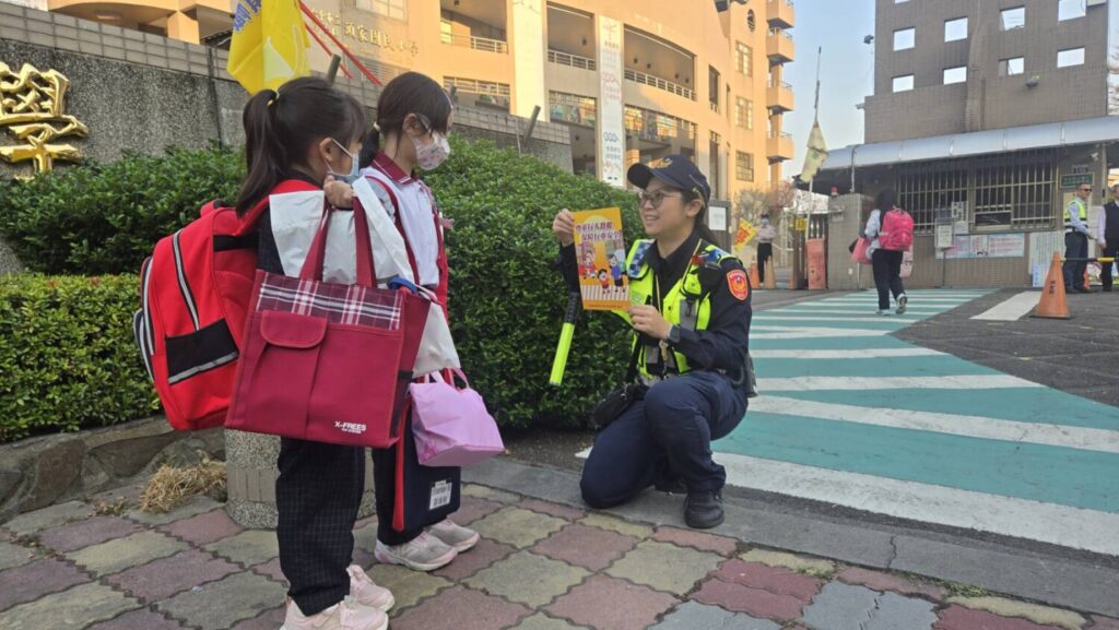 大雅警分局員警於校門口向學童進行交通安全及反詐騙宣導,落實開學日護童專案守護學童上下學安全。(圖/記者林家嘉翻攝)