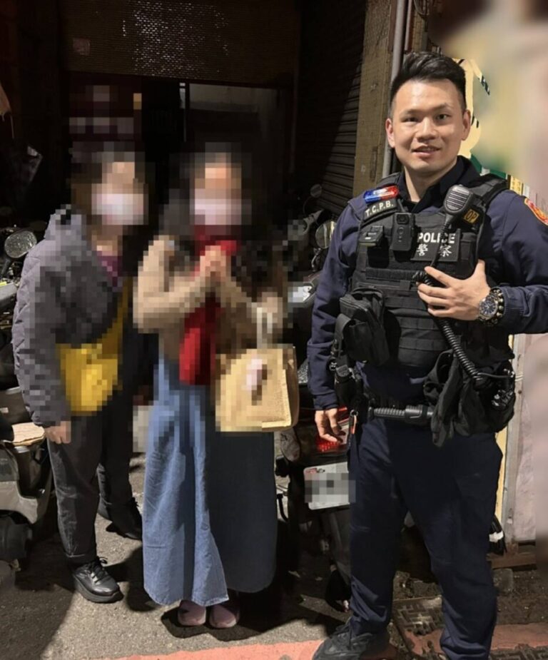 大雅警分局員警執行「深夜護鈔服務」勤務，全程陪同刮中20萬元女子安全返家，確保民眾財物安全。（圖／記者林家嘉翻攝）