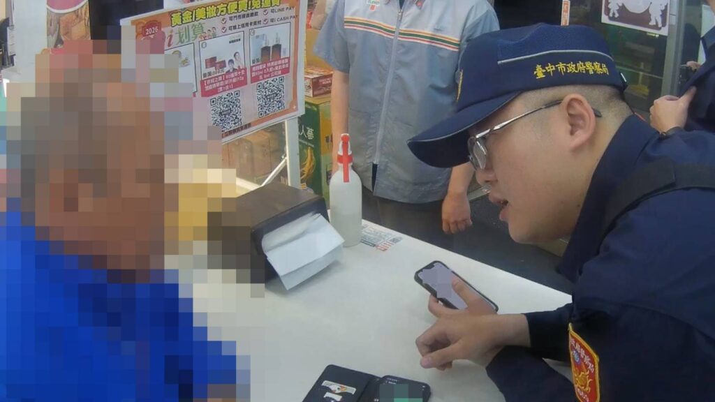 潭北派出所所長陳祐正到場以英語與劉男溝通，當面解析詐騙手法並成功勸阻購買20萬元APPLE點數。（圖／記者林家嘉翻攝）