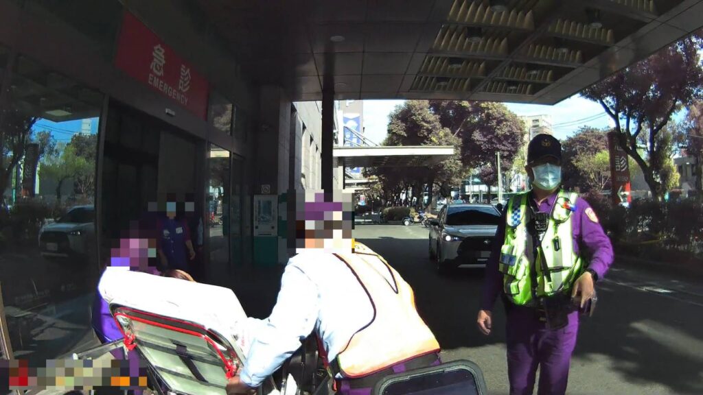 中市警一分局員警協助開道護送疑似臨盆孕婦抵達醫院，由醫護人員即時接手診療，順利爭取黃金送醫時間。（圖／記者林家嘉翻攝）