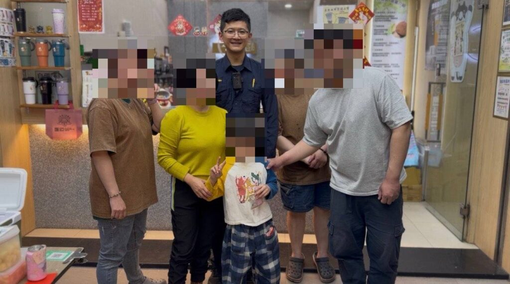 臺中市一名6歲林姓男童於勤美綠園道周邊與家人走散後，主動向店家求助並協助報警，警方到場確認身分後順利協助與家屬團聚。（圖／記者林家嘉翻攝）