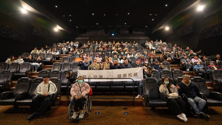 國片《陽光女子合唱團》票房持續爆發,除了是全台票房冠軍,更是台灣近年最具代表性的現象級作品之一。根據目前為止,粗估全台已破3.9億,已是台灣影史國片票房第7名,台北市知名的健檢診所 「醫願診所」暖心包場,特別招待腎友到電影院支持《陽光女子合唱團》。(圖/翻攝醫願診所/粉專)