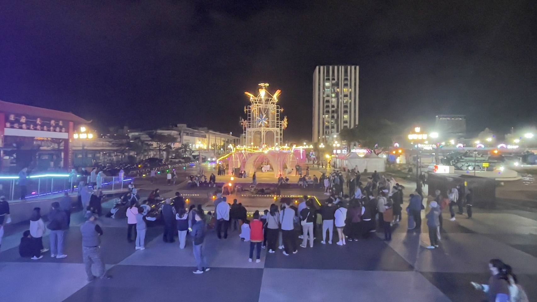 照片所呈現是讓人走在高台往下看，演出、看奔跑就是一個作品景。讓人在下面遠看走在山嵐山橋，裡面穿梭的人也是另一道景。(圖/供稿單位 提供)