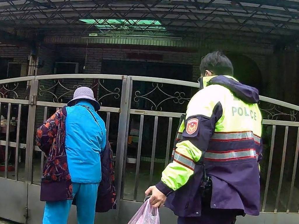 細雨濕冷阿嬤不孤單　平鎮警分局北勢所暖警及時伸援手