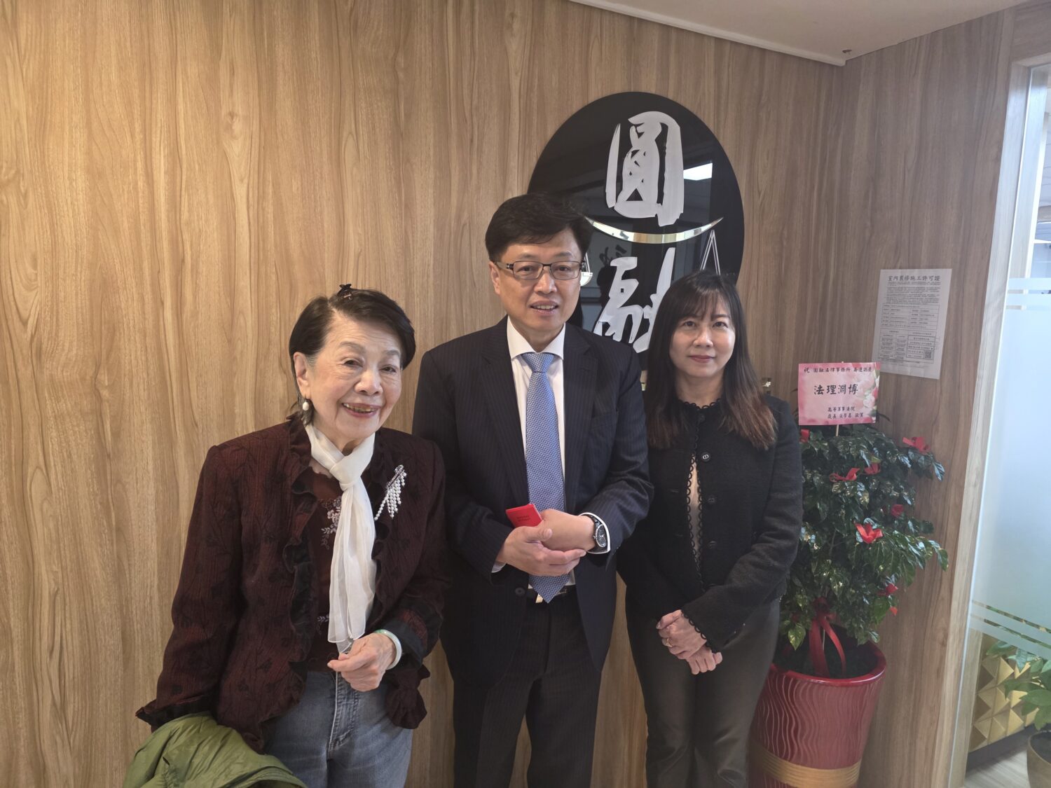 胡原龍(圖中)與林惠霞(圖右)夫妻二人,將多年辦案經驗轉化為辯護與攻防策略,成為事務所最核心的競爭優勢。(記者 趙靜姸攝)