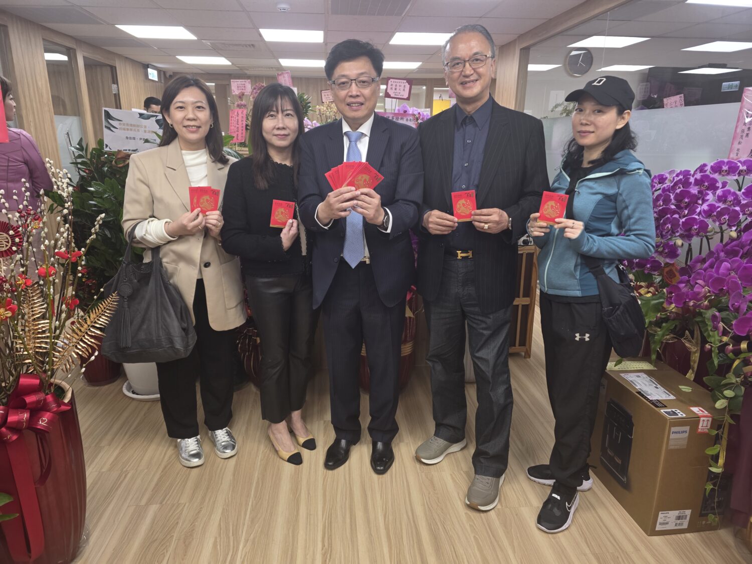 胡原龍所長(圖中)致贈每位賓客福袋,祝福大家新的一年皆馬到成功。(記者 趙靜姸攝)