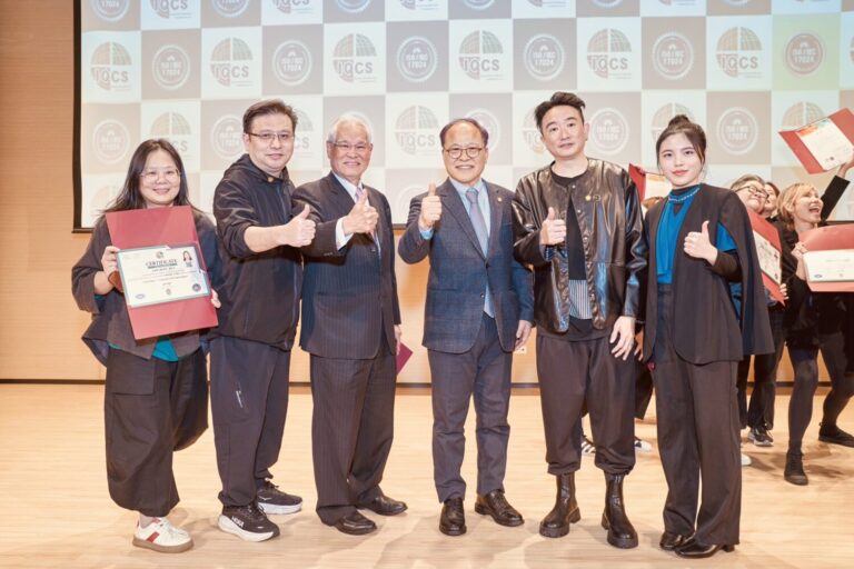 IQCS韓國總部李承厚部長（右三）與亞威AI學院三長（左起教務長、院長、執行長）及兩位雙語老師於大會合影。(圖/亞威AI智能商務應用管理學院 提供)