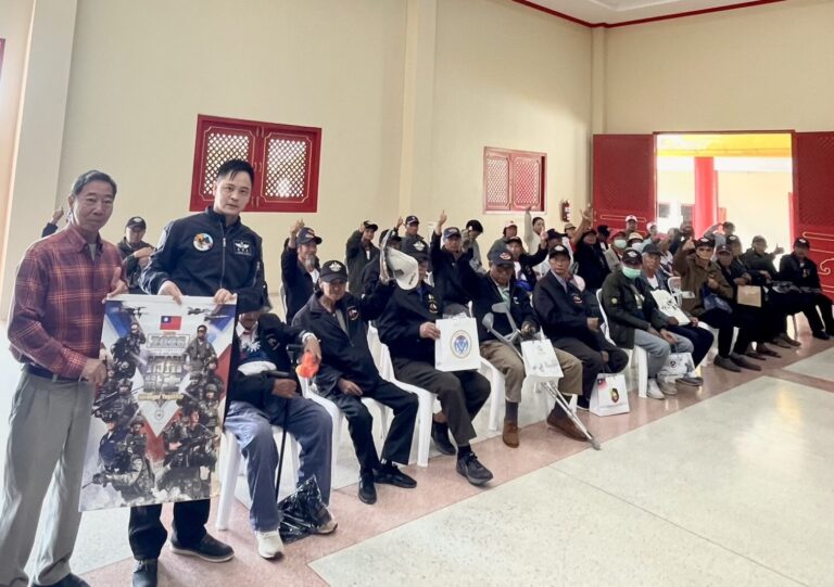 黃信凱與孤軍老前輩，參加泰北忠烈祠祭祀典禮，向所有忠誠付出、犧牲奉獻的前輩致上最崇高敬意。(圖/黃信凱 提供)