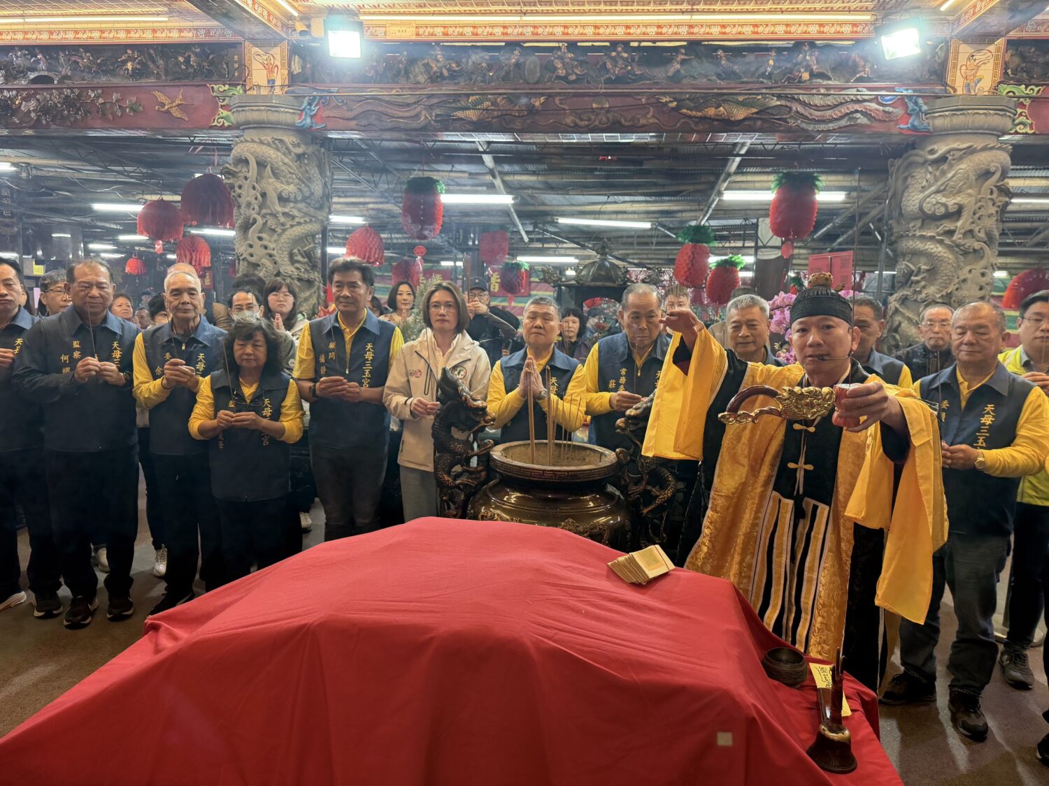 除夕夜天母三玉宮舉行開廟門儀式，並發放招財金。(圖/司徒 攝）