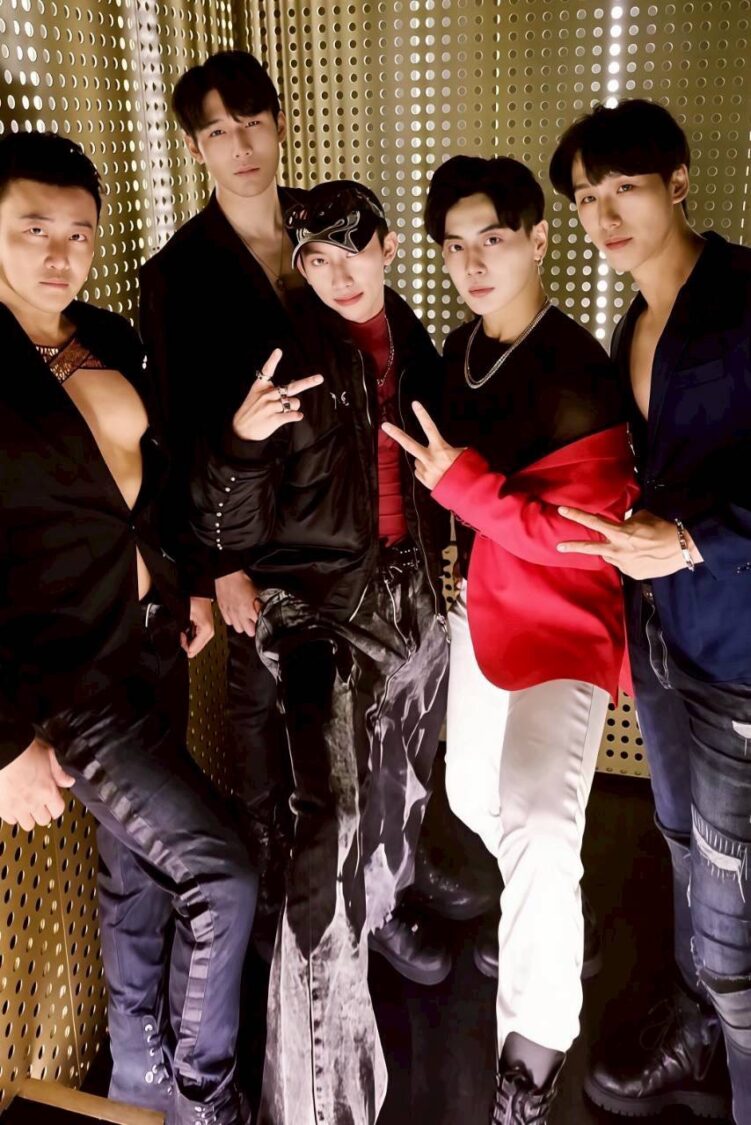 唐子元率領小銘Lil Ming和J-Power猛男團成員合體亮相，兼具時尚與力量感的團隊形象，象徵台灣猛男演出市場的專業化發展。(圖/曜熙傳媒娛樂 提供)