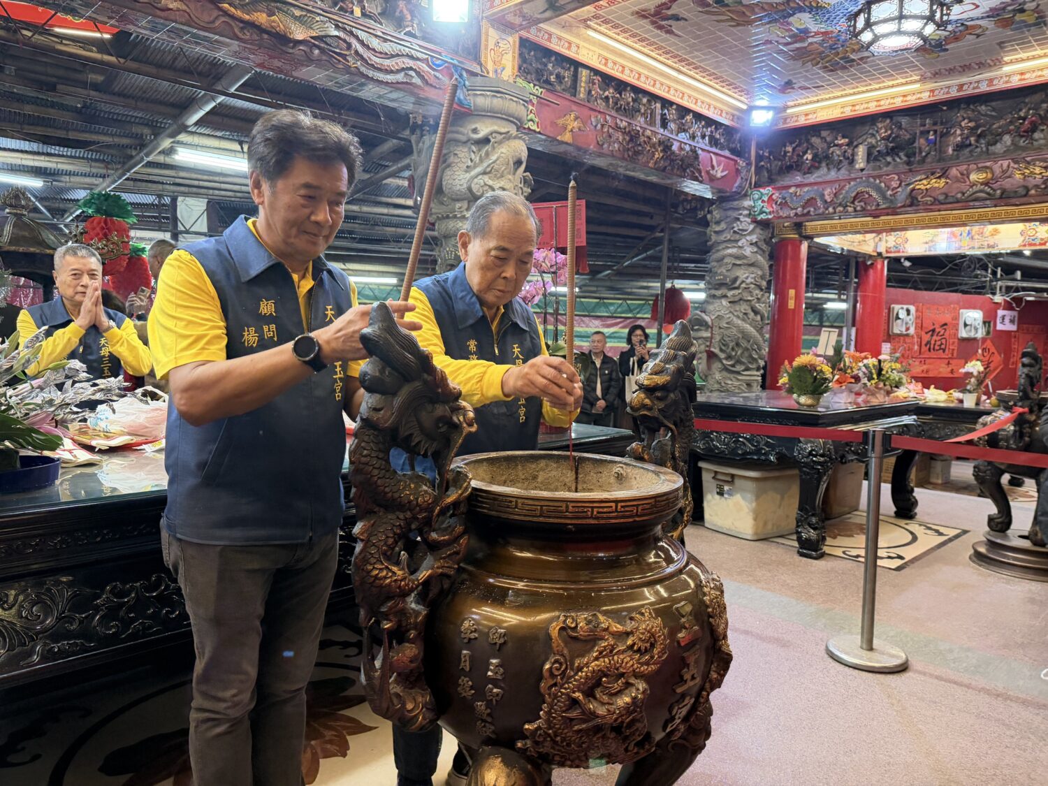 (圖左)天玉宮楊顧問上香為信眾祈福。(圖/司徒 攝）