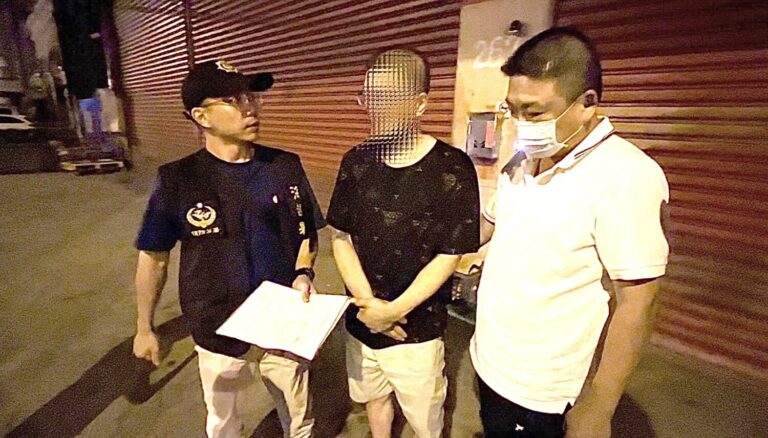 海巡署偵防分署臺北查緝隊與臺北市政府警察局中山分局共組專案小組查獲罕見長槍。(海巡署提供)