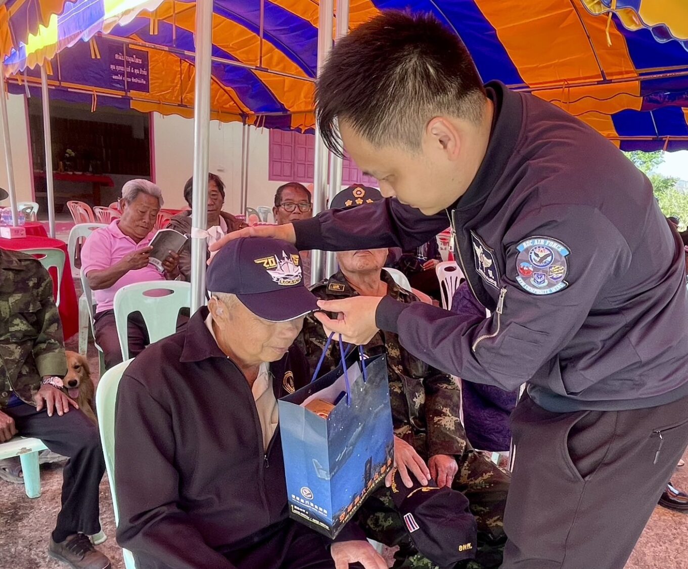 黃信凱七度進入泰北美斯樂村莊進行關懷訪視，致贈衣物給當地長輩。(圖/黃信凱 提供)