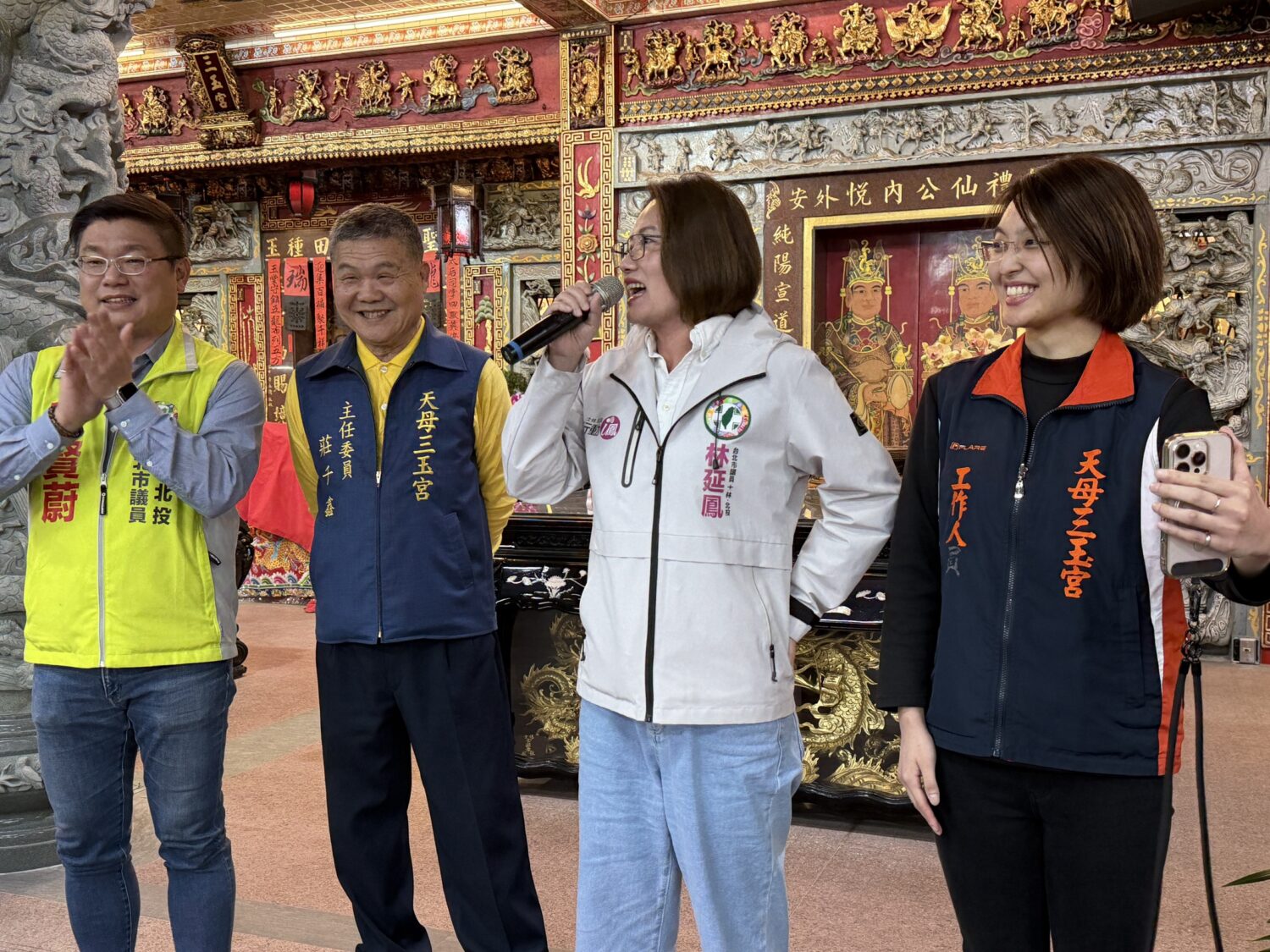 （由左至右）台北市議員陳賢蔚、天玉宮主任委員莊千鑫、市議員林延鳳等人，也到場祝福民眾。(圖/司徒 攝）