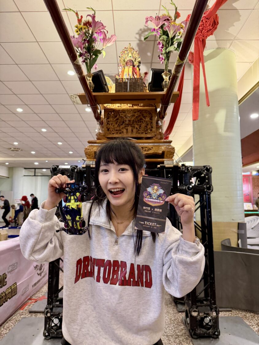 「電玩女神」陸子玄也體驗首創「四驅車鑽轎底」感受祈福神明加持。(圖/紅心字會 提供)