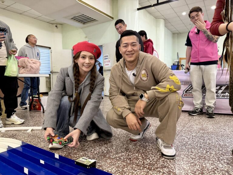 女神解婕翎(左)也前來參加草爺(右)舉辦「神行盃」活動，體驗「四驅車+ 鑽轎底」的競速祈福。(圖/紅心字會 提供)